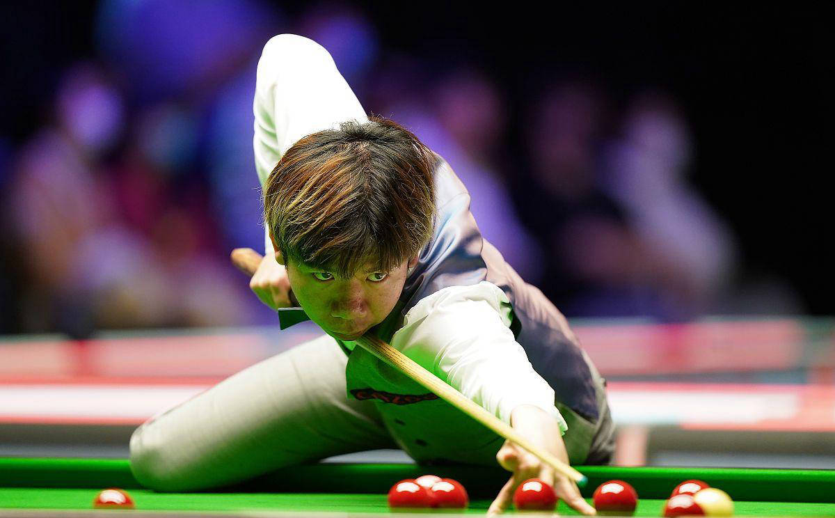 与球队中场 与球队中场